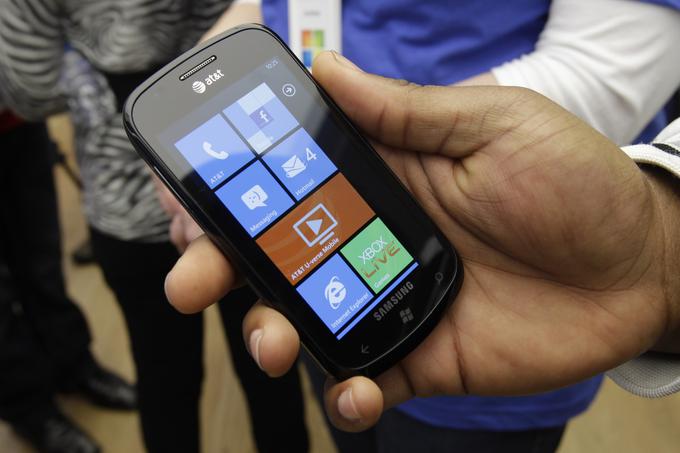 Videz Windows Phone 7 je bil sicer kar privlačen, uporabniška izkušnja pa je bila po mnenju mnogih precej mlačna, saj platforma ni poznala nekaterih zelo priročnih stvari, na primer kopiranja in lepljenja besedila ali deljenja mobilne internetne povezave.  | Foto: AP / Guliverimage