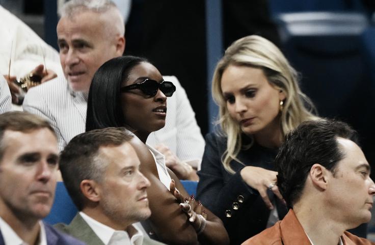 Simone Biles si je ogledala teniški spektakel v New York in stiskala pesti za Coco Gauff. | Foto: Reuters