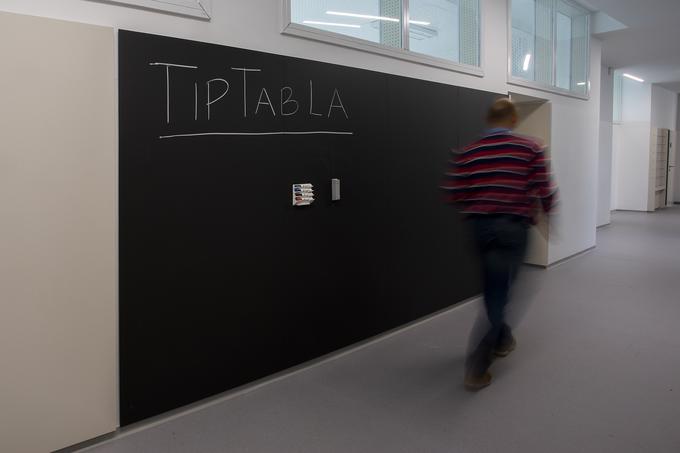 Nov model tabel brez okvirja omogoča zlaganje tabel v neskončne stene. Primer z ljubljanske osnovne šole, kjer lahko učenci in učitelji znanje delijo tudi na hodniku. | Foto: 