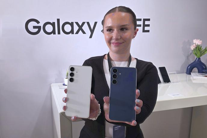IFA 2025, Samsung Galaxy S25 FE | Ob nespornem poudarku na gospodinjskih aparatih je pozornost v Samsungovi razstavni dvorani na sejmu IFA močno plenil najnovejši Samsungov pametni telefon Samsung Galaxy S25 FE, ki s svojo cenovno dostopnejšo zasnovo ponuja najpomembnejše lastnosti in funkcionalnosti serije Galaxy S25. | Foto Srdjan Cvjetović