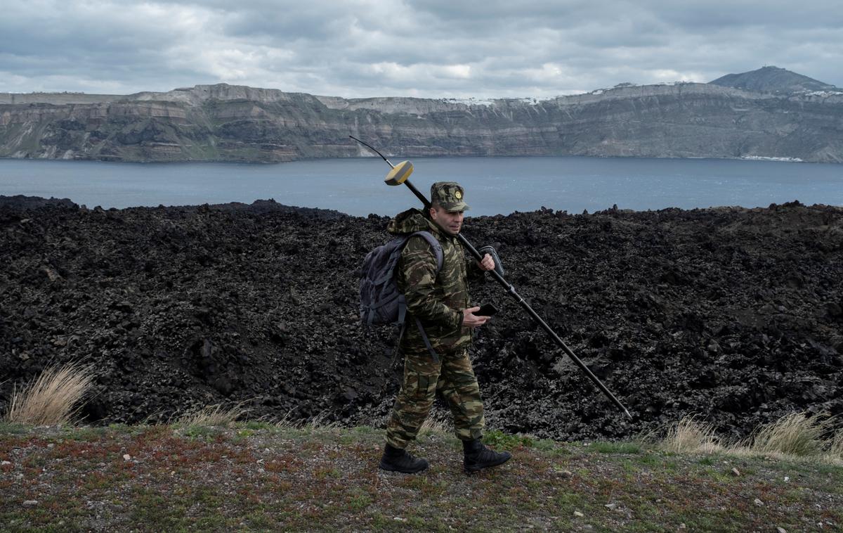 Santorini | Območje severovzhodno od otoka Santorini je v zadnjih tednih stresel niz potresov, zato so številni prebivalci otok zapustili. | Foto Reuters