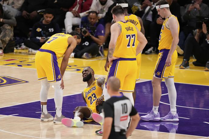 Los Angeles Lakers LeBron James | LeBron James se je poškodoval v zadnji četrtini in poškodba je resnejša, kot so mislili. | Foto Guliverimage