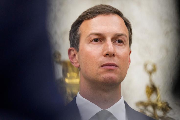 Predsednikov zet Jared Kushner (na fotografiji) in posebni odposlanec Steve Witkoff sta se z Iranci pogajala že tik preden so ZDA skupaj z Izraelom 28. februarja sprožile napade, med katerimi je umrlo več najvišjih uradnikov države na čelu z ajatolo Alijem Hamenejem. Zadnji krog mirovnih pogajanj je potekal 11. aprila, prav tako v Islamabadu, vendar ni prinesel preboja. | Foto: Reuters