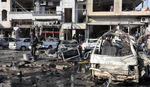 V eksplozijah avtomobilov bomb v Homsu več deset mrtvih