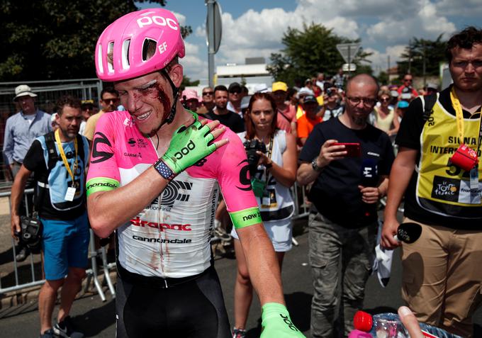 Lawson Craddock iz ekipe Cannondale-Drapac se je med padcem poškodoval. | Foto: Reuters