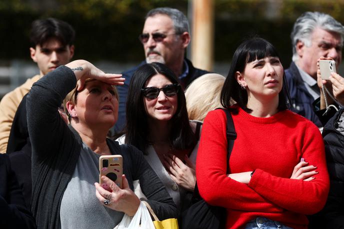 papež Frančišek, bolnišnica, ljudje | V raziskavi, ki jo je za Evropski parlament izvedla agencija Varian, je sodelovalo 26.453 državljanov EU, starejših od 15 let. V Sloveniji je bilo anketiranih 1.005 ljudi. | Foto Reuters