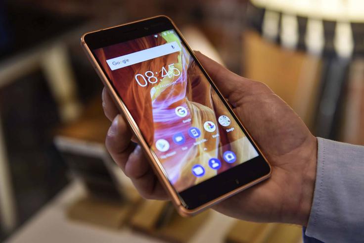 Pri Gartnerju so opazili tudi, da si pametni telefoni različnih proizvajalcev postajajo vse bolj podobni. Dogajanje na trgu se je zaradi tega upočasnilo, saj proizvajalci uporabnikom pogosto ne dajejo dovolj razlogov, da bi trenutni pametni telefon zamenjali z njihovim.  | Foto: Reuters