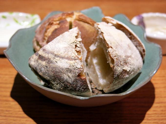 Hišni kruh je res izjemen, prav tako obe vrsti masla, ki ju pristavijo. | Foto: Miha First
