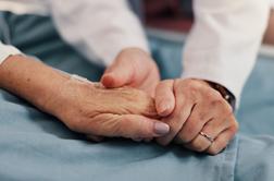 Rak v 4. stadiju: ali bolniku pripadata invalidska pokojnina in dolgotrajna oskrba?