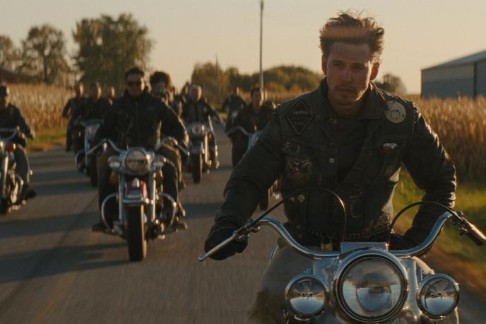 Motoristi (The Bikeriders) | Vandali prihajajo v mesto. Film je poln nostalgičnih posnetkov vožnje z motorjem in občutkov, ki jih to vzbuja v voznikih in naključnih opazovalcih. | Foto Karantanija Cinemas