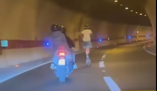 Noro početje: z električnim skirojem vozil po avtocesti #video