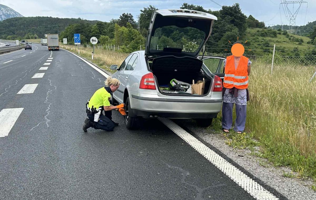 Prometna policistka | Policisti na cestah ne samo opozarjajo in kaznujejo, temveč tudi pomagajo.  | Foto PU Koper/Facebook