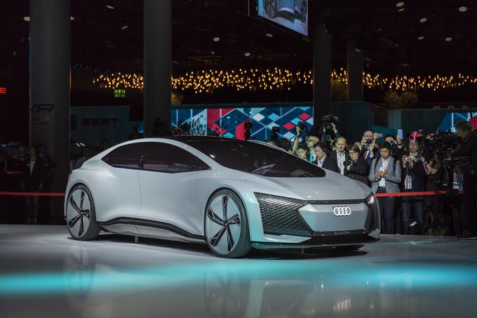 Aicon je prvi audi brez volana. To je študija samodejno vozečega avtomobila stopnje 5 za prihodnost. Ima štiri elektromotorje za štirikolesni pogon. Avto je dolg 5,4 metra, mednosna razdalja pa je kar 24 centimetrov daljša kot pri audiju A8.  | Foto: Audi