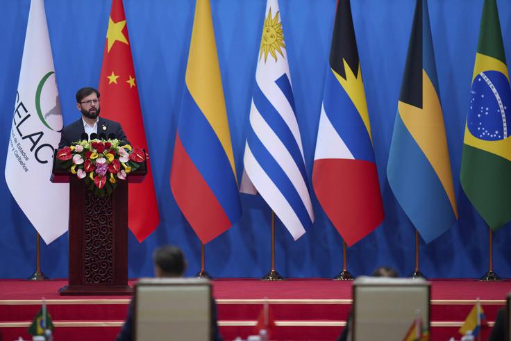 Številne države v Južni Ameriki so zelo odvisne od kitajskega trga – na primer Čile. Na fotografiji: dozdajšnji čilski predsednik Gabriel Boric (marca letos ga bo zamenjal Jose Antonio Kast) na srečanju Kitajske ter držav Latinske Amerike in Karibov (Celac) maja lani v Pekingu. | Foto: Guliverimage