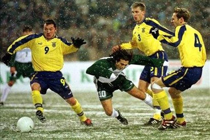Po odmevni zmagi za Bežigradom, ki jo je zaznamoval spektakularni zadetek Milenka Ačimovića s polovice igrišča (2:1), je Katančeva četa na povratni tekmi v zasneženem Kijevu dosegla zlata vreden remi (1:1). Strelec izenačujočega zadetka Miran Pavlin je državico na sončni strani Alp popeljal v ekstazo, Katanec pa je v navalu sreče vsem navijačem čestitat srečno novo leto in vesel božič, čeprav je bila šele sredina novembra.  | Foto: Guliverimage/Getty Images