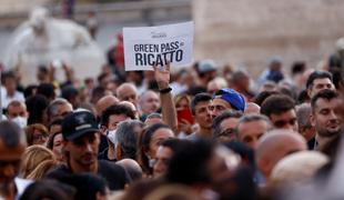 V italijanski parlament vdrli nasprotniki covidnih potrdil #video
