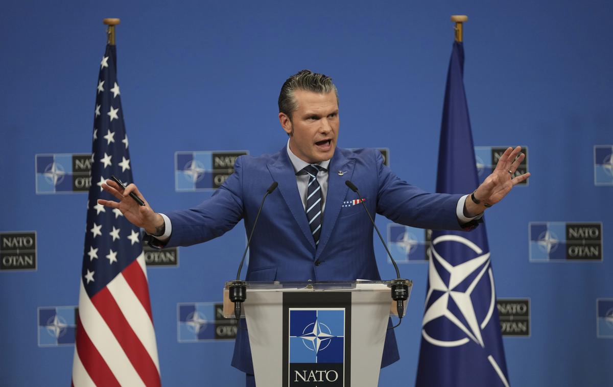 Pete Hegseth | "Če uporabim Eisenhowerjeve besede, so iz Strica Sama delali bedaka. Bodite prepričani, predsednik Trump ne bo nikomur dovolil, da bi Strica Sama spremenili v Strica bedaka," je povedal obrambni minister ZDA Pete Hegseth. 