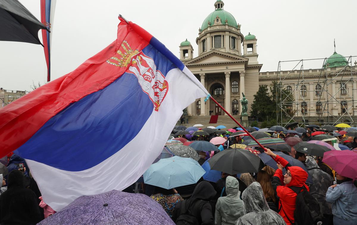 Beograd, shod | Na začetku shoda so protestniki ponovili zahteve po prenehanju spodbujanja in ignoriranja nasilja, pozivali so tudi k odstopu srbskega predsednika Aleksandra Vučića. | Foto Reuters