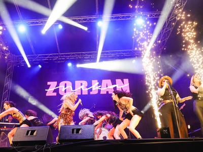 Nika Zorjan prvič po sporu z Maraayo stopila na oder #video