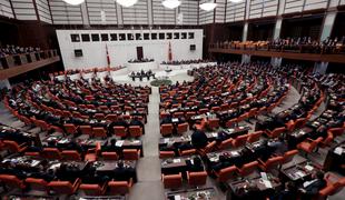 Turški parlament odvzel imuniteto 138 poslancem