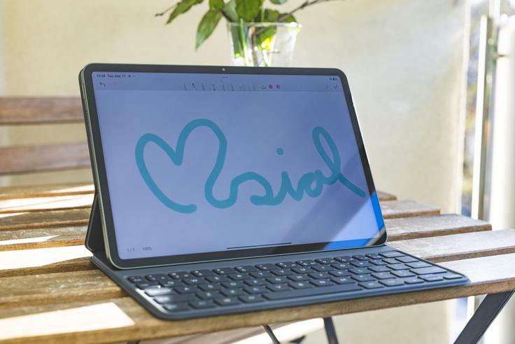 Skupaj z zunanjo tipkovnico Pro Focus Keyboard se uporabniška izkušnja s tablico Xiaomi Pad 8 Pro še bolj približa tisti s prenosnim računalnikom.  | Foto: Ana Kovač