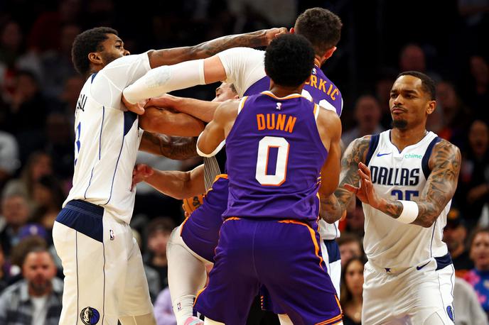 Dallas Mavericks : Phoenix Suns Naji Marshall Jusuf Nurkić | Jusuf Nurkić in Naji Marshall sta obračunala s pestmi. | Foto Reuters