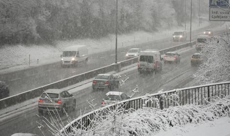 Štajerska avtocesta znova prevozna, sneg se ponekod oprijema cestišč