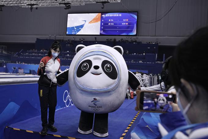 Maskota letošnjih olimpijskih iger je ledena panda z imenom Bing Dwen Dwen, kar pomeni ledena debeluškasta panda. Ima ledeno oblačilo in zlato srce ter ima rada vse zimske športe, je zapisano v obrazložitvi na spletni strani OKS. | Foto: Guliverimage/Vladimir Fedorenko