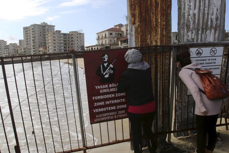 Varosha je zapuščen predel mesta Famagusta na otoku Cipru. Do leta 1974 je bila Varosha eno od turističnih središč Cipra. Nato se je zgodila turška vojaška invazija otoka in ljudje so Varosho v strahu zapustili. Tamkajšnje stavbe so še danes prazne. Ciprske oblasti turistične oglede Varoshe odsvetujejo, saj poslopij že desetletja ni vzdrževal nihče, zato počasi začenjajo razpadati. | Foto: 