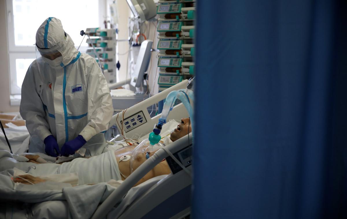 Koronavirus, maske, bolnišnica, covid-19 | V soboto je bilo v bolnišnice sprejetih 32 novih pacientov z boleznijo covid-19, odpuščenih pa 21.  | Foto Reuters