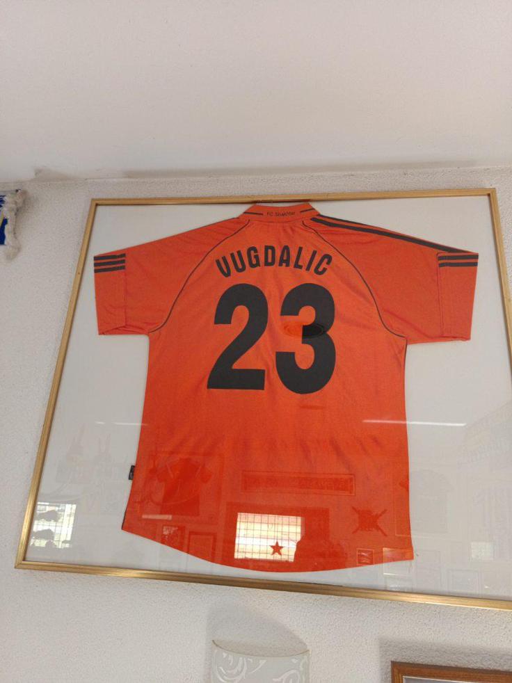 Dres Muamerja Vugdalića, ki ga je nosil pri Šahtarju, je razstavljanem v športnem lokalu ob nogometnem igrišču v Razvanjah. | Foto: Osebni arhiv