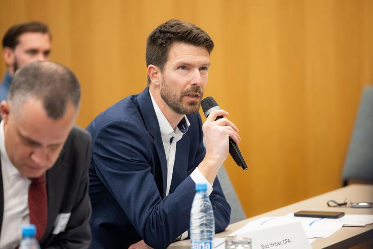 Blaž Hribar, član uprave Pokojninska družba A, pravi, da so v zadnjem letu dogajanje na kapitalskem trgu precej krojile poteze ameriškega predsednika Donalda Trumpa. "Zanj je znano, da neprestano testira, do kod lahko gre. Če govorimo o kapitalskih trgih: ko gre predaleč in povzroči padec na delniških trgih, stopi korak nazaj," pojasnjuje Hribar. | Foto: Mediaspeed