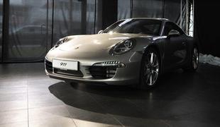 Novi porsche 911 carrera je pogledal izpod ponjave