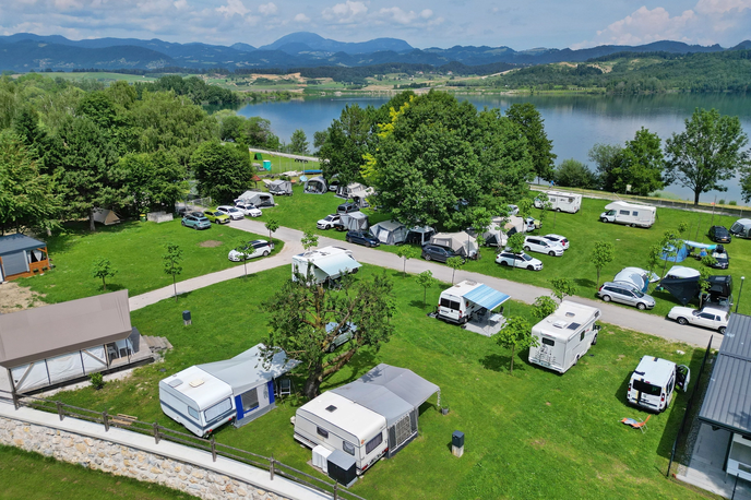 Kamp Velenje | Izbirate lahko med različnimi ponudbami, od oddiha v šotoru ali avtodomu, do zasebnih in glamping hišk.  | Foto Avtokampi.si