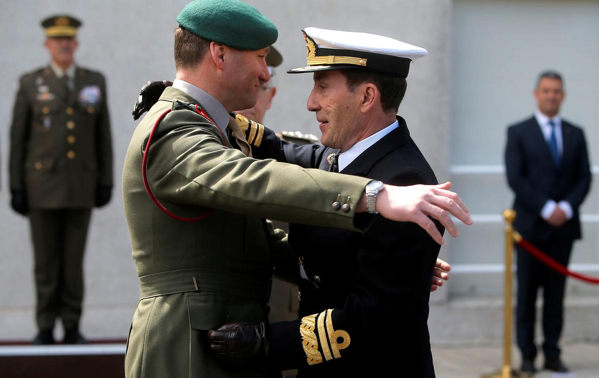 Operacija Atalanta | Slovesno predajo poveljstva med britanskim generalmajorjem Charliejem Stricklandom in španskim viceadmiralom Antoniem Martorellom so opravili v pomorskem oporišču Rota na jugu Španije. | Foto Reuters