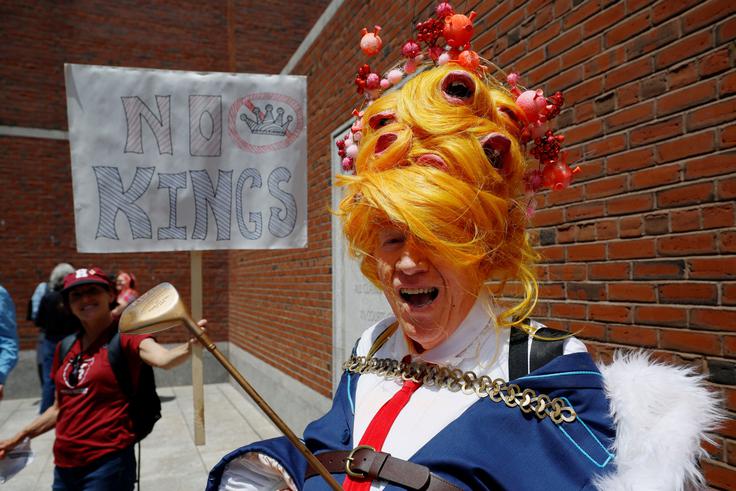Eden od demonstrantov parodira ameriškega predsednika Donalda Trumpa kot "norega kralja". Je del skupine Crimson Courage, ki se je zbrala v podporo Univerzi Harvard med zaslišanjem pred zvezno sodnico.  | Foto: Reuters