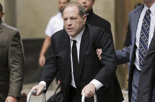 Harveyja Weinsteina po razveljavitvi obsodbe zaradi posilstva odpeljali v bolnišnico