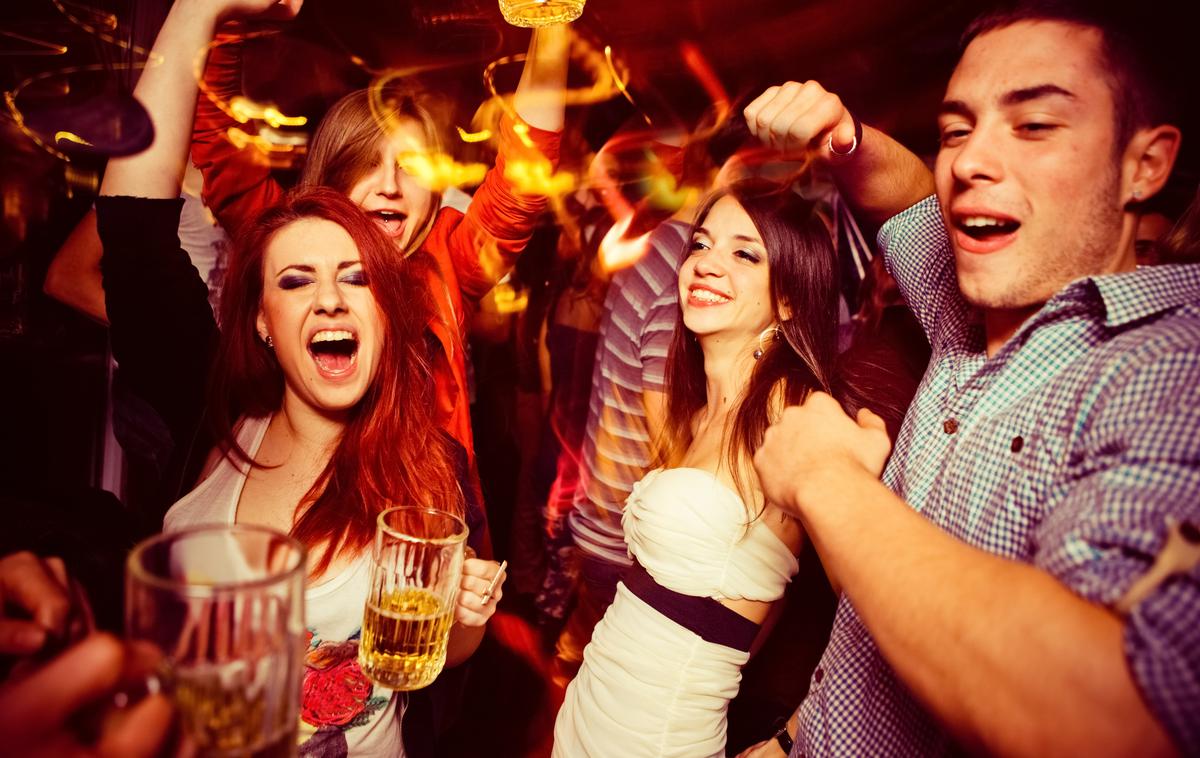 Zabava. alkohol. | "Če se bo nadaljevalo stanje, ko do 25. leta ženske pijejo toliko kot njihovi moški vrstniki, ne bo otrok," je dejal Kaczynski. | Foto Shutterstock