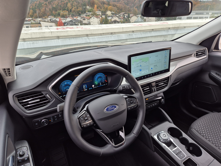 Več kot solidno urejeno voznikovo okolje sestavljajo neposreden volan z dvema skupinama stikal, 12,3-palčni zaslon z merilniki, 13,2-palčni zaslon na dotik s Fordovim sistemom sync 4. | Foto: Aleš Črnivec