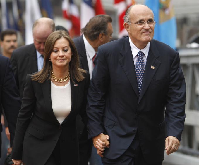 Giuliani je bil trikrat poročen. Med letoma 1968 in 1982 je bil poročen z Regino Peruggi, med letoma 1984 in 2002 z Donno Hanover in od leta 2003 do 2019 z Judith Nathan (na fotografiji). Z drugo ženo Donno ima dva otroka, sina Andrewa in hčerko Caroline. | Foto: Reuters