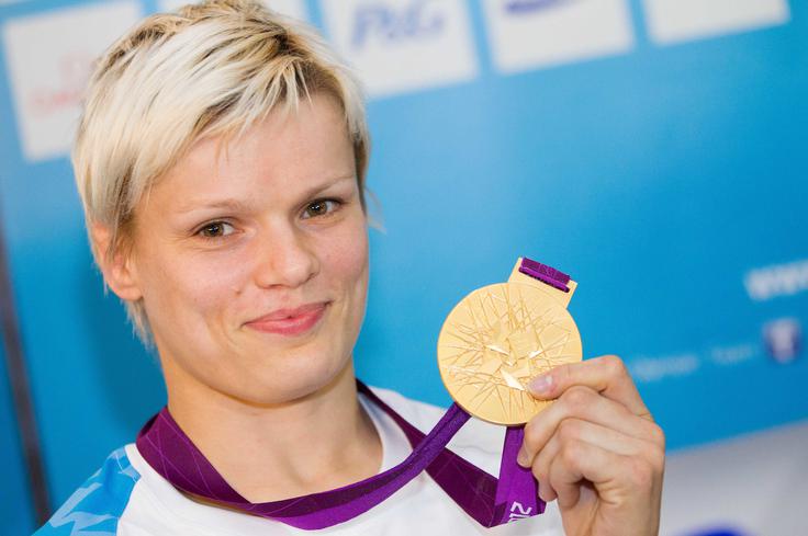 Slovenski judo je v tem tisočletju doživel silovit razcvet. Revolucija na tatamiju na sončni strani Alp sovpada z Urško Žolnir, dobitnico dveh olimpijskih medalj in najuspešnejšo slovensko judoistko vseh časov. Rodila se je 9. oktobra 1981 v Celju. Leta 2004 je v Atenah v razredu do 63 kilogramov osvojila bronasto odličje, osem let pozneje pa je dočakala najlepši trenutek športne kariere, naslov olimpijske prvakinje v Londonu. Postala je prva Slovenka, ki se je na olimpijskih igrah razveselila najžlahtnejšega odličja. Zbirko največjih dosežkov je popestrila z zlato medaljo na evropskem prvenstvu, na svetovnem prvenstvu pa je bila dvakrat tretja. Leta 2015 je prekinila tekmovalno pot in se posvetila trenerskim izzivom. Ostaja eden zaščitnih znakov kluba Sankaku.  | Foto: Vid Ponikvar