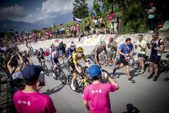 Kolesarji na letošnjem Giru so v 19. etapi obiskali tudi Slovenijo. Skozi Posočje so se čez Kolovrat zapeljali na italijansko stran.  | Foto: Ana Kovač