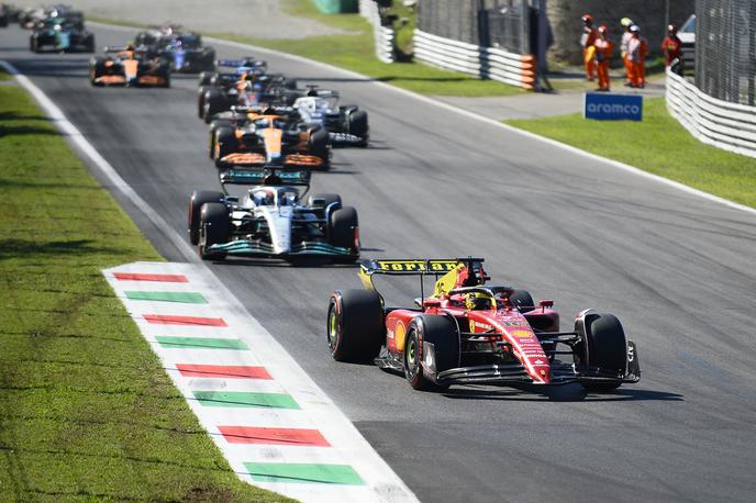 Monza Leclerc Ferrari | Charles Leclerc je po štartu vodil, nato pa znova usodni postanki. | Foto Reuters