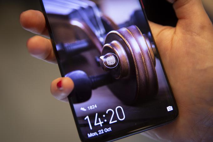 Čitalnik prstnih odtisov pametnega telefona Huawei Mate 20 Pro je pod zaslonom - ni težko uganiti, kje. | Foto: Bojan Puhek