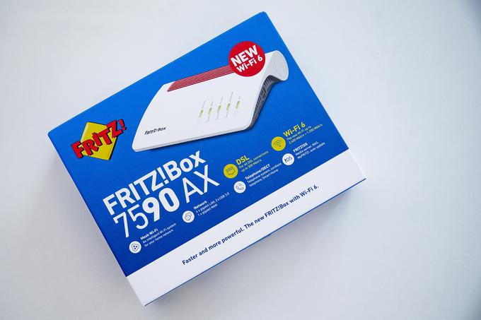 FRITZ!Box 7590 AX je v svoji domovini Nemčiji na voljo že od pomladi, pred nekaj meseci je dobil svojo mednarodno različico z nekaj dodatnimi jeziki v vmesniku, med katerimi še vedno ni slovenščine. | Foto: Ana Kovač