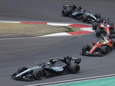 Najstnik Antonelli dobil dirko z "milijon" prehitevanji, Hamilton prvič s Ferrarijem na stopničkah