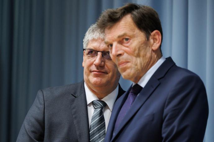 Vinko Logaj, Boštjan Poklukar | V zadnjih letih je Slovenija po mnenju ministra Logaja (na fotografiji desno) naredila pomemben premik pri sistematičnem pristopu k preprečevanju nasilja – tako s sprejemom nove zakonodaje kot s številnimi podpornimi in preventivnimi programi. Sprejeta novela zakona o osnovni šoli prvič jasno in celovito ureja področje varnosti, discipline in odgovornosti vseh deležnikov. | Foto STA