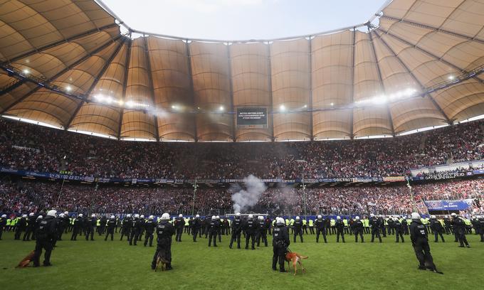 Zadnji letošnji prvoligaški dvoboj v Hamburgu je bil prekinjen za deset minut.  | Foto: Guliverimage/Getty Images