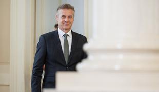 Pri premierju danes posvet o dolgotrajni oskrbi