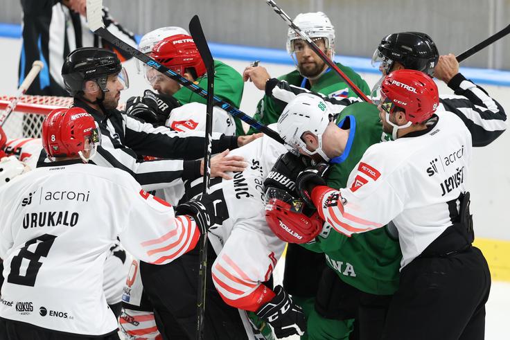 Olimpija je pred novo sezono močno okrepila ekipo, a ji tudi reprezentanti niso pomagali do zmage nad požrtvovalnimi Jeseničani. | Foto: Aleš Fevžer
